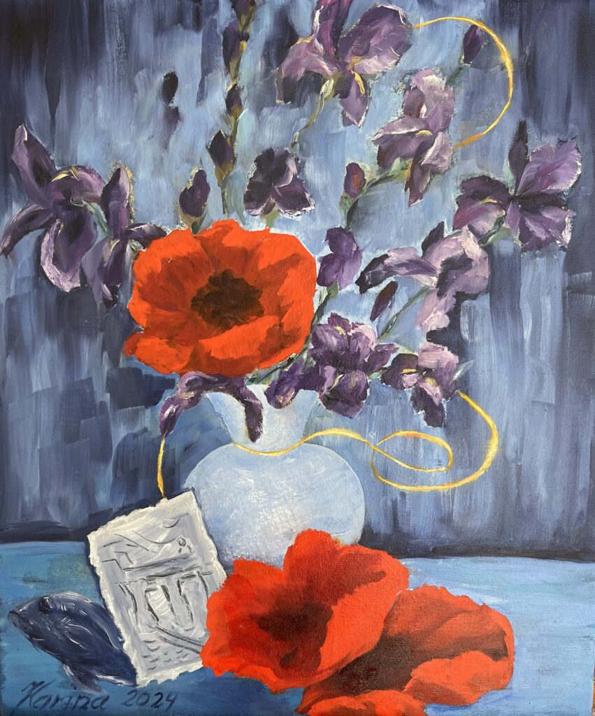 MOHNBLUMEN, Öl auf Leinwand, 50x60cm, gerahmt Ein Stillleben voller Kontraste: Leuchtender Mohn und violette Iris in einer blauen Vase, durchzogen von einem goldenen Faden. Ein humorvoller Akzent sticht hervor – hínter einer Skizze lugt schelmisch ein Fisch hervor – als wollte er ins Bild eintauchen.