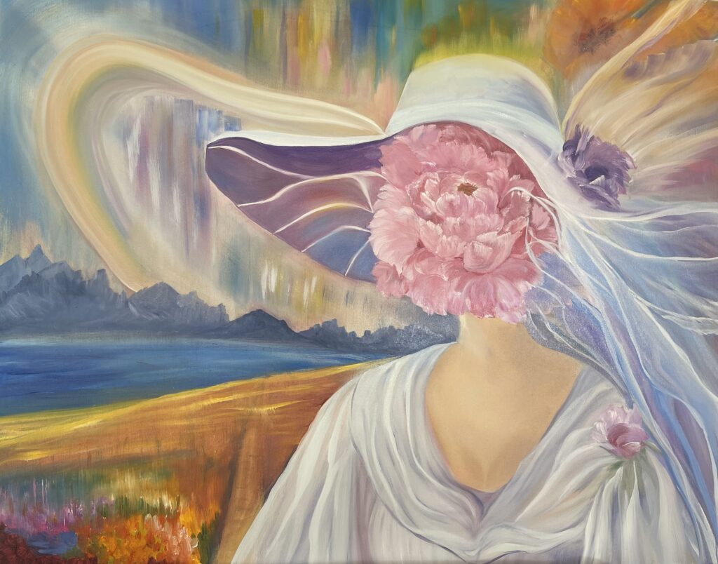 PFINGSTLADY, Öl auf LW, 100x80cm, gerahmt Ein poetisches Gemälde: Eine elegante Frau mit weitem Hut, ihr Gesicht verborgen hinter einer blühenden Pfingstrose – der Schleier und die fließenden Stoffe verschmelzen mit einer surrealen Landschaft aus goldenen Federn, blauen Seen und leuchtenden Himmelsfarben. Dem Auge des Betrachters formuliert sich eine mystische, fast meditative Atmosphäre